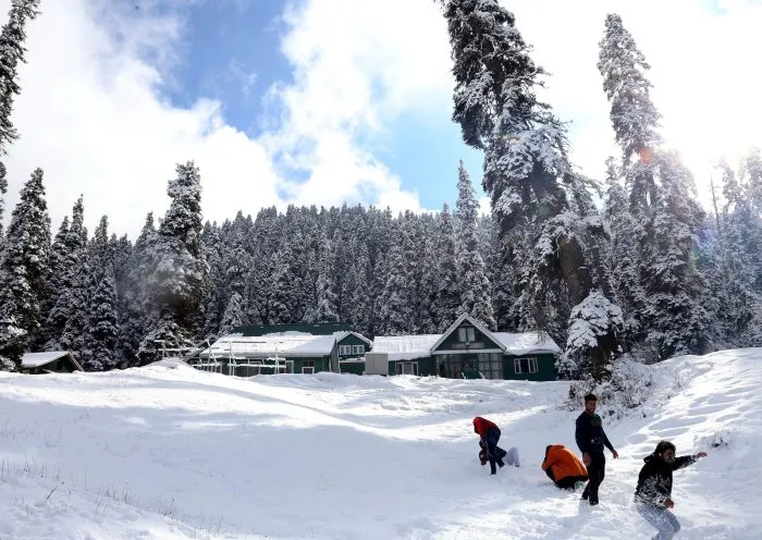 Gulmarg freezes at minus 8.8, cold wave intensifies in J&K