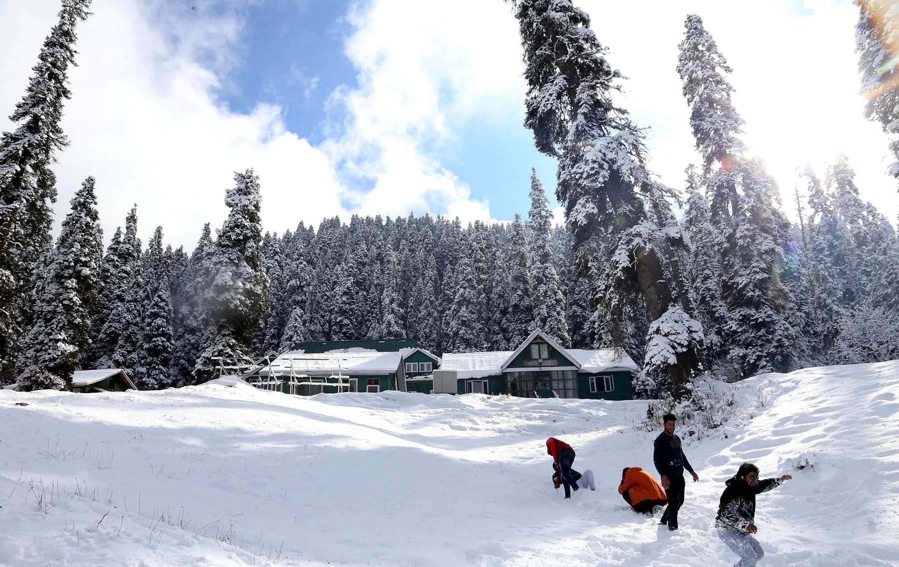 Gulmarg freezes at minus 8.8, cold wave intensifies in J&K