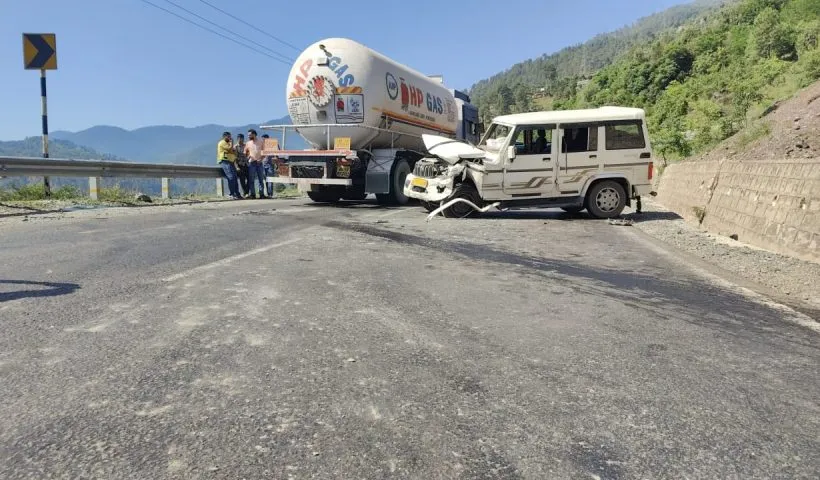 Escort vehicle of AICC Gen Sec Ghulam Ahmed Mir collides with truck; one injured