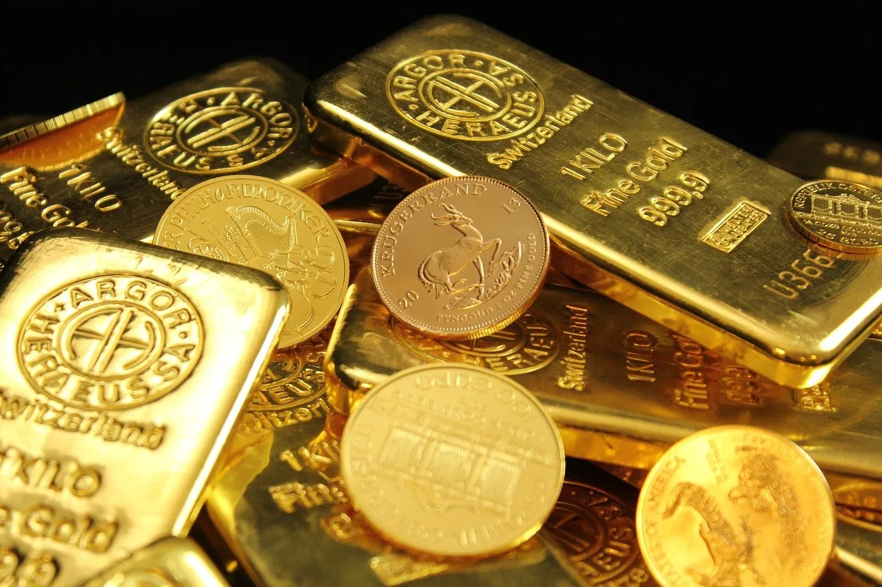 Gold rises to record high over strong safe haven demand