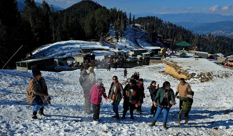 Season’s first snowfall, followed by bright sunshine, attracts tourists to winter wonderland Guldanda in J&K’s Bhaderwah